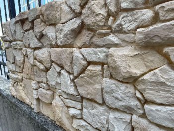 Pizarra Sandy – İç ve Dış Mekan için (Poliüretan) 3B Taş Görünümlü Duvar Paneli (123 cm x 58 cm) - Görsel 4